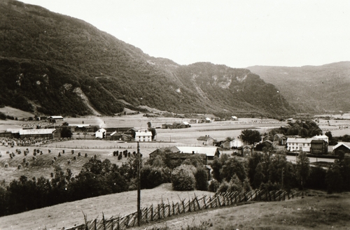 REF-0442 Voll 1940-åra.
Vollagrenda sett frå Jelhauin. Fv: Bakkin 21/1, Bakkin 21/5, Vollen, Torsgarden, Oppstuggu, Nerbakken, Søgard, Nørgard 23/1, Nørgard 23/2. Framst fv: Svendsgarden, Telefonsentralen, Korsstuggu, Ekre, Rennebu Nedre Handelsforening, Bakkly, fjøset på Klokkargarden.