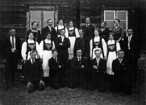 REF-0808 Ungdomslag på Rennebuskogen ca 1918. 1.rfv: Tore Ytterhus, John H. Ytterhus, Olav P. Brattset, Lars Krokan, Angrim E. Brattset. 2.rfv:Olaf Sletten, Ane P. Ytterhus, Ane Johnsen, Jens A. Ytterhus, Ingebrigt H. Ytterhus, Maren Aune, Ingeborg A. Brattset, Ola Langklopp. 3.rfv:Hanna Olsen, Hallvard Krokan, Kari Fossum, Karen Ytterhus, Karl Johnson, Ane Joramo, Ingebrigt A. Ytterhus.