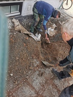 Vi har engasjert Håndverkservice AS for å grave etter lekkasje på vannledning til tennisbanene.