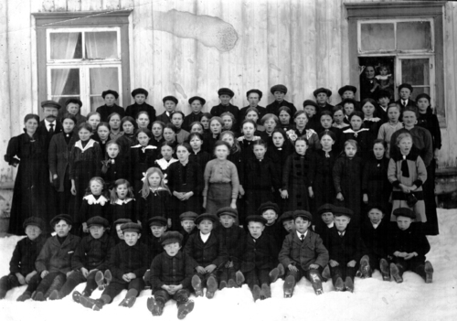 REF-0789 Skolebarn utenfor Gammelskolen på Voll.