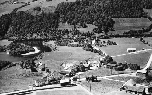 REF-0246  Voll 1953.
Sentrum av Vollagrenda med f.v. Sentralen, Bakkly, Ekre, mastu til Sentralen, Bua, Korsstuggu, Skolen, Rikstad, Svensgarden, Hurundset.
Bak ser vi Rennebu Hovudkyrkje og Hårstad Bedehus.