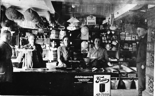 REF-0245  Voll  ca 1913.
Rennebu Nedre Forbrugsforening.
F.v. Kristine Voll (Fjellstad), Ola Ramsem, Randi Tvingen, Berit Ramsem, Torger Hårstad.