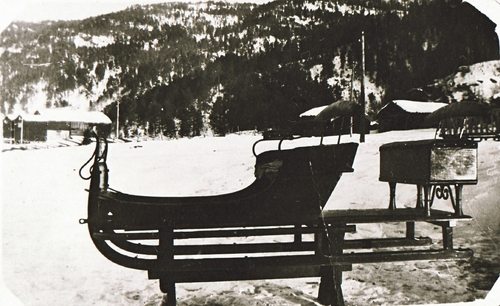 REF-0389 Herrem/Voll ca 1920.
Sluffe på Oppstuggu Herrem. Eigar Halvor Herrem.