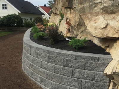 Mur mot fjell med bed i mellom