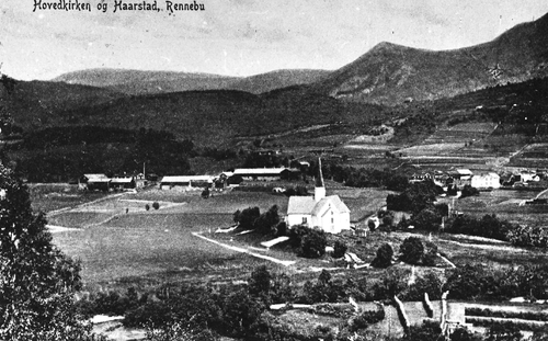 REF-0326 Voll  ca 1910.
Frå Utstuggu Hårstad i nord, til Ekre i sør, med kyrkja i forgrunnen.