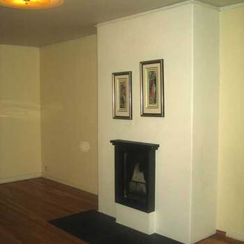 53 - Gruepeis murt inne i vegg ved siden av pipen, Pusset sokkel