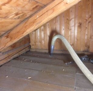 Tilleggsisolering i gammelt gulv.