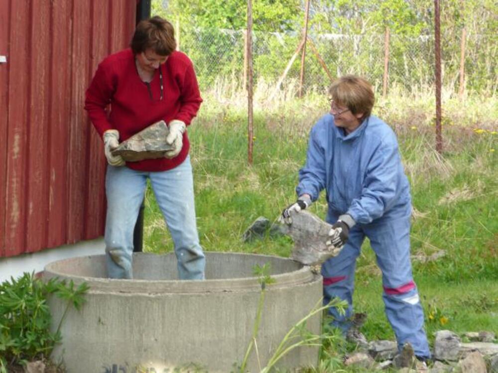Sissel og Greta Berny har planer om blomsterbedd
