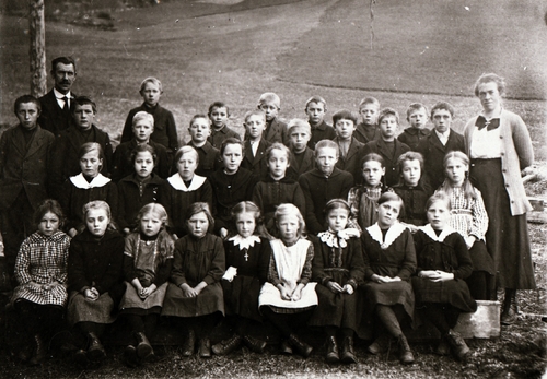 REF-0490 Stamnan ca 1920. Elevar ved Refshus skule med lærarane Anders Sunde og Ingeborg Flatmo.