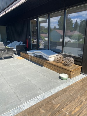 Tre belegg med sittebenk.