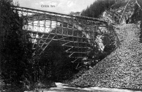 REF-0806 ca 1915. Orkla Bru, ved Ulsberg. Orkla jernbanebru under bygging.Det var stor spenning da stillaset ble revet. Ville brua 'synke' eller stå fast. Brua 'sokk' ikke en eneste centimeter. Den var kalt Dovrebanens mesterverk og var banens høgste stenbru.