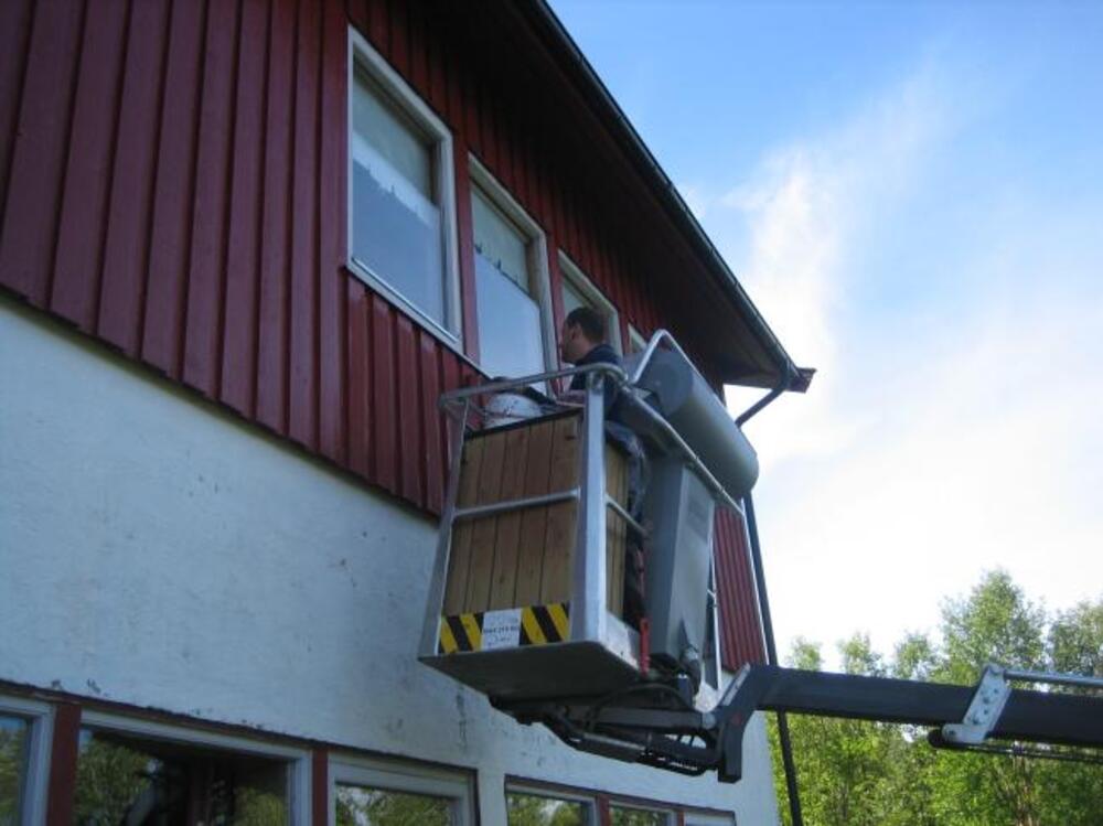 Bjørn bruker liften og maler i høyden
