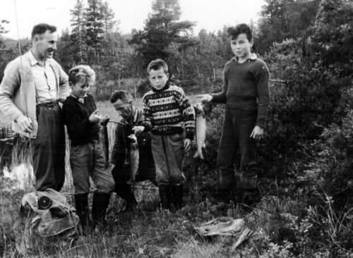 REF-0790 Kroktjønna ca 1958. Fisketur. Fv:Gunnar Voll, Svein Voll, Anders Voll, Ståle Voll, John Sivert Voll.