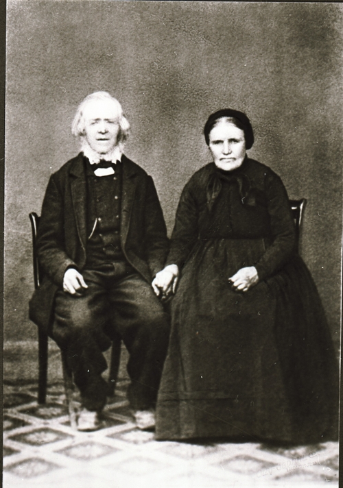 REF-0494 Trondheim 1865-70. Lars( f.1806) og Gjertrud( f. 1809) Tørset (Ytterhuskrok). Biletet er teke da eit av barna skulle reise til Amerika.