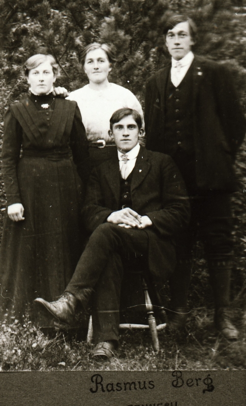 REF-0420. Voll Rennebu ca 1915.
Fire søsken Voll f v : Ragnhild Andersdtr (g. Krovold, bureisar
på Nerskogen), Anne Andersdtr. (g. Stavne), John Anderss. (flytta til Merk og tok det namnet) og Anders Anderss. (g m. gardtausa på Kjelland (18/4).
