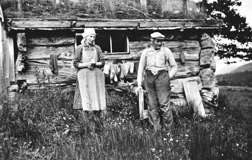 REF-0217  Nerskogen  ca 1930.
Hallvard og Elen Engelsjord framfor slåttastuggu i Gregosen der dei budde fra 1927 og utover til 1931.