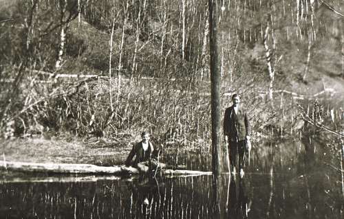 REF-0406 Voll, først 1920.
Flom i Tangalomman. Fv. Rasmus Berg, Lars Krovold.