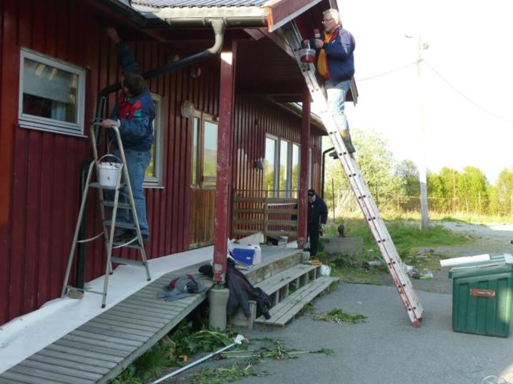 Frank og Rolf i gang med maling