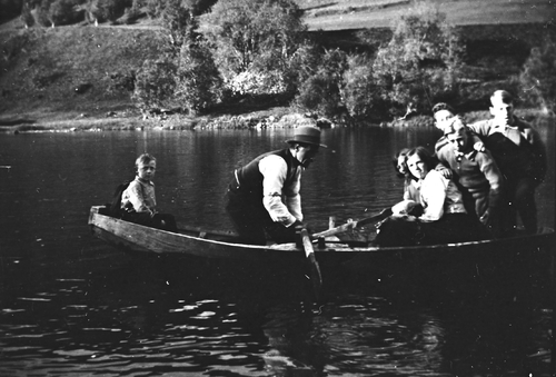REF-0291 1933 Skyss med robåt over Orkla utafor Herremsgrenda.
Fv.: Jon Krovold (Haga), 0laf Krovold, Gunda Krovold (Uv), 0lga Krovold, Arvid Krovold, Joar Krovold og Jon Krovold. 