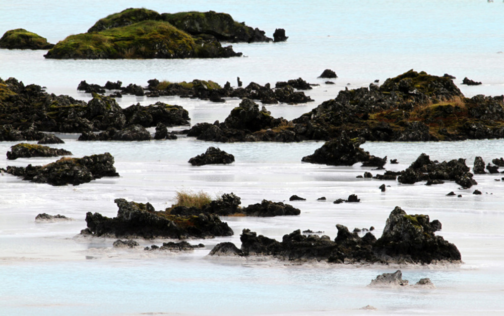Lavatopper stikker opp av Blå Lagune.  
Foto Geir Lundli