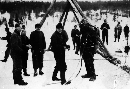 REF-0119 Buvatnet, Berkåk. 1949. -dykking- Heving av bil som har gått gjennom isen. Bilen skulle hente is til 'Ishuset' til Nekolai Dahl. Froskemann klar til dykking.