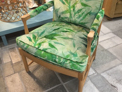 Lenestol trukket med mønstret velour i friske grønntoner fra Designers Guild. 