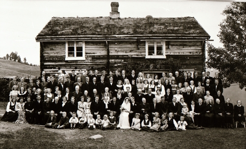 REF-0492 Brattsetegga okt 1948. Bryllupet til Sivert Gunnes og Magnhild Brattset. Store delar av folket på Øverskogen og Kosberg er samla.