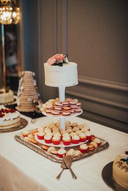 Alternativ bryllupskake på stativ med kremkake øverst og småkaker nederst. Bilde tilsendt fra kunde.