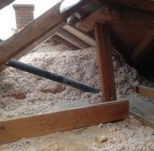 Isolering av gammelt kaldt loft.