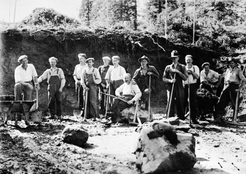 REF-0110 Sør for Berkåk. Utbedring av Riksveg 50. F.v.:Anders Gunnes, Erik T. Skamfer, ukjent, ukjent, Erik Hoel, ukjent, Jon Solstad, Heggem, Blokkeskar, ukjent, ukjent, ukjent.