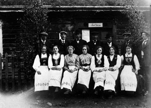 REF-0169 Fridheim Innset Rennebu 1914
17. mai-komite ved Fridheim i 1914.
1.r.f .v: Johanne Øien (f . Botnan), Marit Eithun (f. Øien), Betty Flaten, Marit Høglo (f. Øien), Anna Strupstad {f. Sigstad}, Karen Børli (f. Lilleinnset) og Karen Botnan (f. Jarnthaug ) .
2.r.f.v: Kasper Kleven, Hans Øien, Ingebrigt Flaten, Ingebrigt Myrbekk, ? Håvik, Ingebrigt Svahaug og Anders Bakken.
