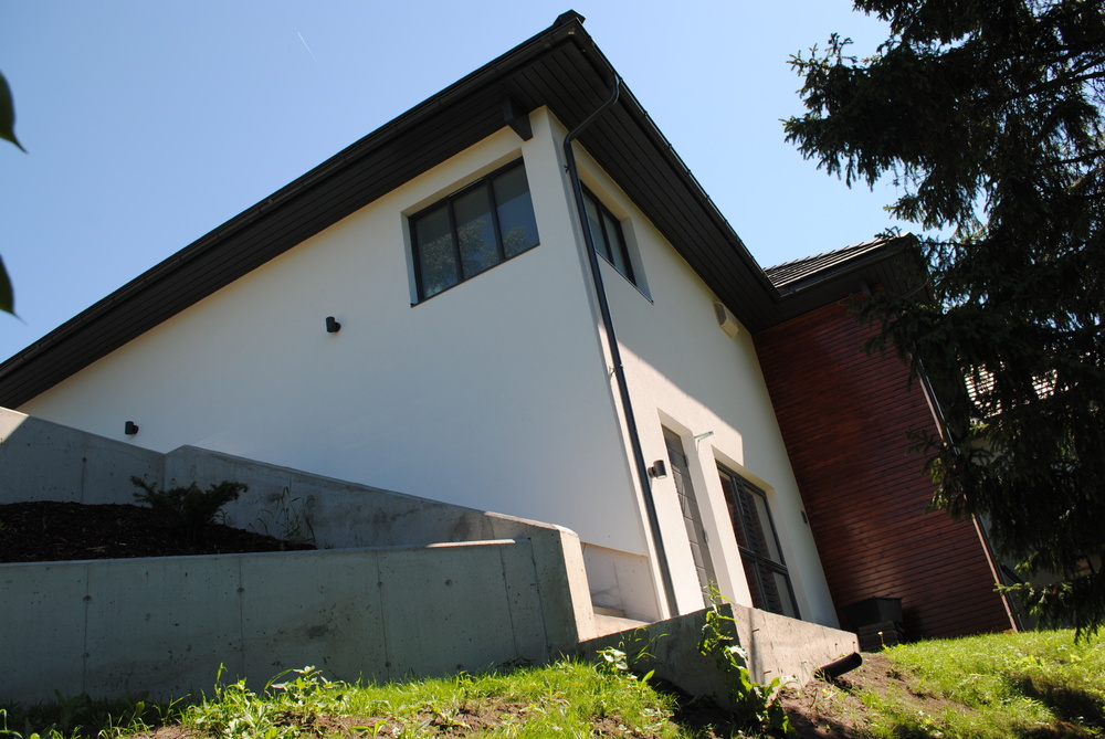 Innredet kontor i kjeller, med egen trapp ned.