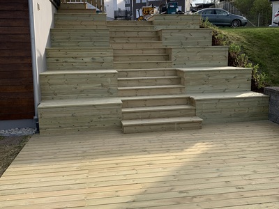 Trapp og benker samt uteplass av imp