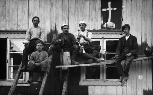 REF-0086 Voll, Rennebu, før 2. verdenskrig. Målarar som har pause - med nepe, snus og pipe. Truleg skulen på VolI som blir måla. Til h. : Ola I . Aune ( ''måIaren')