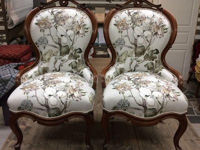 Etter: Toppstykket på lenestol er reparert av møbelsnekker.