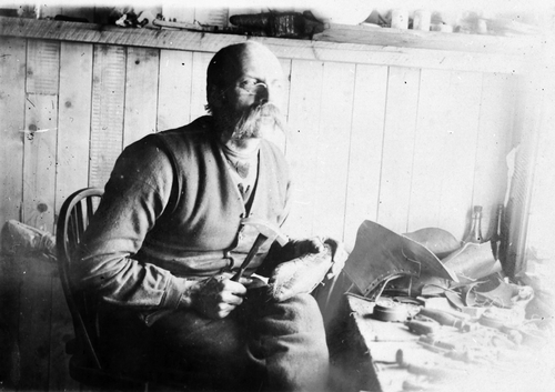 REF-0520 Ytterhusløkkja, Havdal 1930-åra. Skomaker Hans Guttormsen Ytterhusløkk (1874-1955) ved skomakerbordet.