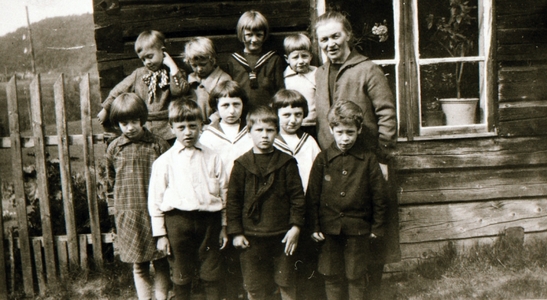 REF-0459 Hosethaugen, Grindal. 1928.
Småbarnskule (legatskule). 1.rfv: Astrid Resell, Johan H. Hoset, Aslaug Nordbø, Alfred Aasvoll, Kari Nordbø, Einar K. Aas. 2.rfv: Per Aasmyr, Johanna Nergård, Randi H. Hoset, Reidar Resell, lærar Marie Arntsen.