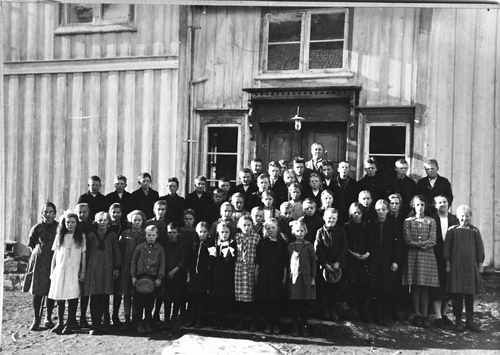 REF-0331 Voll ca 1927-28.
Skulebilde med lærar Viggen og lærarinne Marit Grindal.