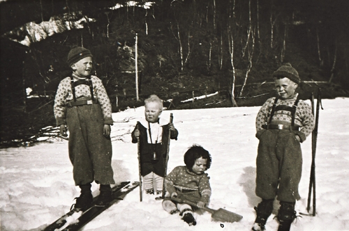 REF-0390.Herrem/Voll ca 1935.Leik i snøen på Oppstuggu Herrem. F.v. Terje(advokat), Terje (gardbrukar), Ola, Arve, alle Herrem.