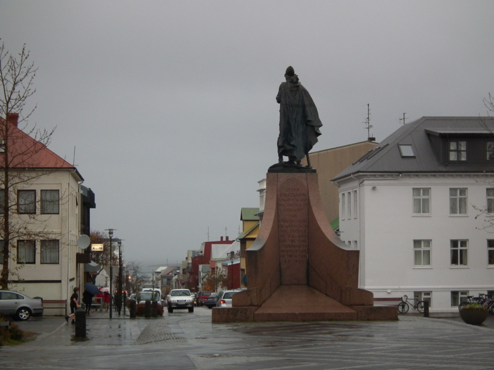 Statuen av Hallgrim foran Kirken i Reykjavik
Foto Kåre Hansen