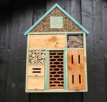 Vi har hengt opp insektshotell.
Mange insekter bor i død ved og gamle, hule trær. Du kan også hjelpe dem med å lage et insektshotell. Her kan du blant annet få besøk av bier som lever alene og ikke i store samfunn slik som den tamme honningbien. 