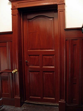 Mahognyådret dør (Hotel Waterfront)