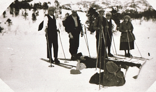 REF-0388 Ilbogen, Rennebu  1924.
Påsketur. Skituristar på veg til Ilbogen, Bronåsen.F.v.Jon Bakk, Jon Voll, Sivert Herrem, Ola Voll, Karen Herrem, Einer Herrem ligg framom.