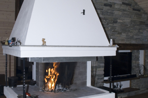  Oppmurt peis, med vednisjer, pusset og malt., Gnolla