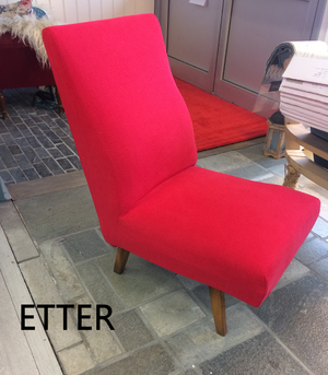 Denne stolen har her et nytt, løst trekk i bomull. Dette kan tas av og vaskes.