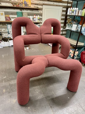 Ekstrem er ikke bare en stol, men et selvstendig objekt. Designet av Terje Ekstrøm med ergonomi i tankene. Her med nytt trekk i sprek farge.