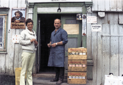 REF-0770 Butikkmuseet Gammelbua på Voll. 1970. Danske gjester på Rennebu Nedre Handelsforening siste året butikken var i drift. På bildet fru F. Koren Christensen, Ingebrigt O. Bakk. Fotograf F. Koren Christensen.