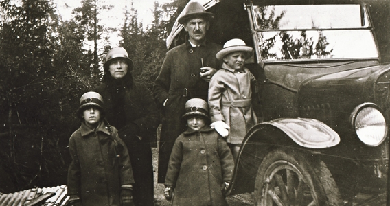 REF-0387 Tverdal ca 1920.
Prost Jo Aune med familien og eigen bil. F.v. Anne, Gurå, Liv, Arne. Jo Aune kom frå Søstuggu Tverdal.Han var prest i Valle i Setesdal, Surnadal og prost i Melhus.