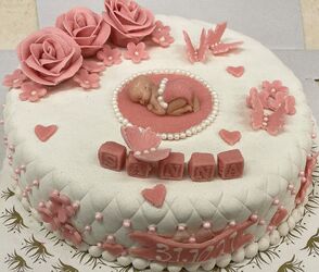 Håndlagde roser, diamantmønster og marsipanpynt.