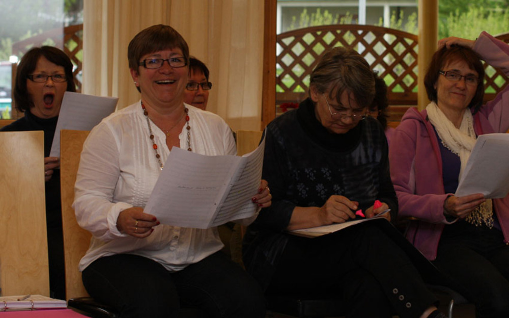 Noen ler, noen er trøtt og noen fargelegger,
Rom for det meste i koret